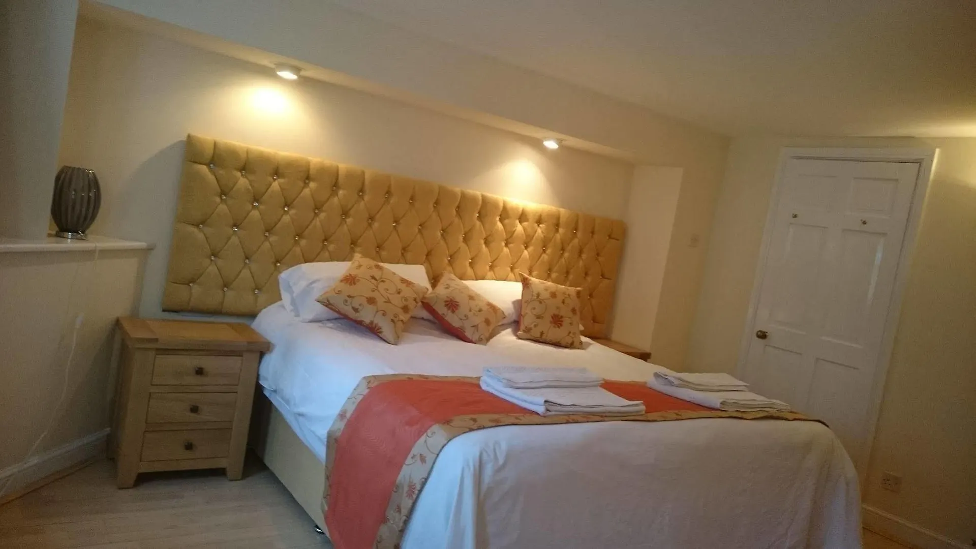 Mayville House Apartment Cheltenham Hotel